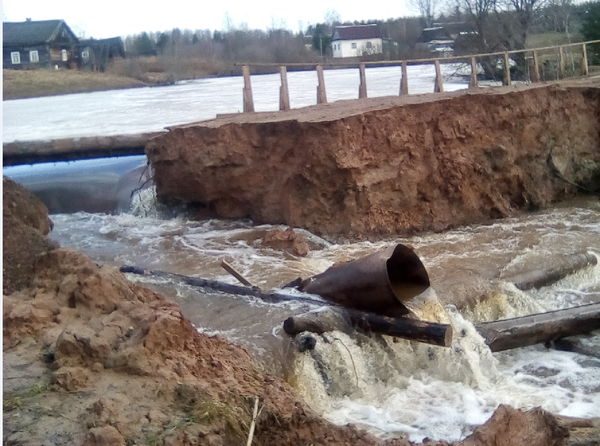 Так 19 апреля выглядела дорога через речку Дощанка в Теребутенце Любытинского района