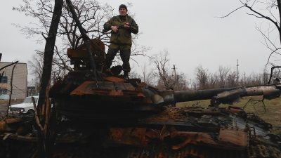 Боец Павел Тимофеев на подбитом ополченцами танке силовиков