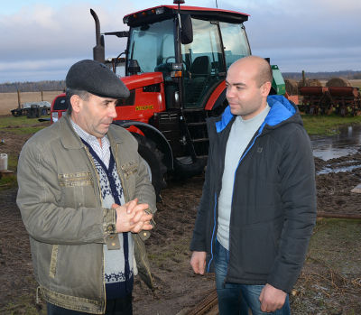 Атамырат Аманмырадов (слева) сыну Батыру: «Я рад, что ты посвятил себя сельскому хозяйству и продолжишь моё дело»