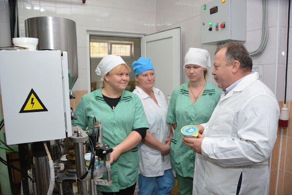Виктор Витвицкий с работниками молочного цеха обсуждает перспективы наращивания переработки молока и расширения ассортимента выпуска продукции