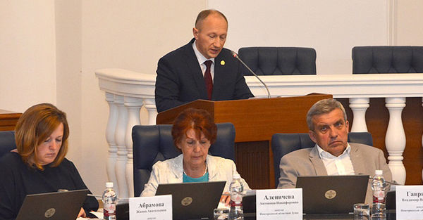 Поправки в бюджет-2018 депутатам представил заместитель губернатора Евгений Богданов
