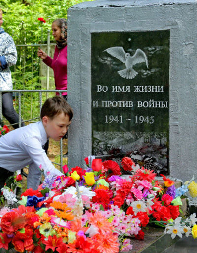 Памятник погибшим ленинградским детям. Боровёнка. Июль 2017 года