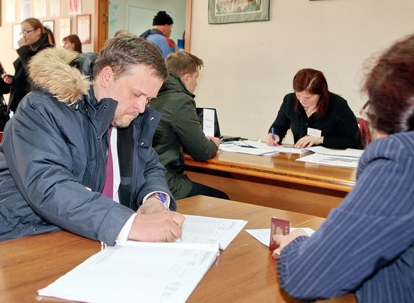 Андрей Никитин вместе с супругой проголосовал в Великом Новгороде на избирательном участке № 1126 на улице Щусева в Северном микрорайоне