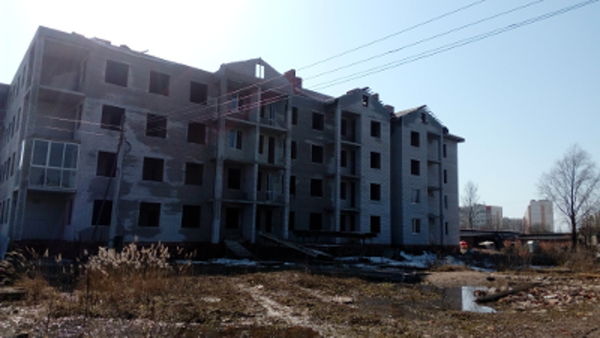 Желание достроить дом выразила строительная компания из Боровичей, однако свободных денег у неё нет