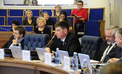 Павел Гальченко (в центре) не считает, что уместно передавать заказ на получение бланков аттестатов на откуп школам