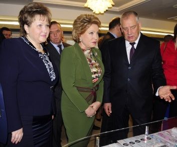 Елена Писарева, Валентина Матвиенко и Сергей Митин (слева направо) в Совете Федерации