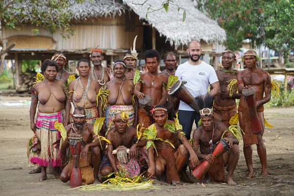 Коренные жители острова Новая Гвинея ходили в такой одежде и 150 лет назад, когда Facebook и в помине не было