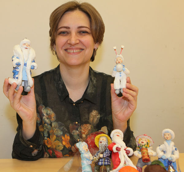 По словам Алёны Салониковой, каждый может сделать яркие ёлочные игрушки из ваты
