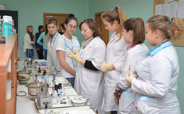 Студенты техникума под руководством Ларисы Поповой отрабатывают практические задания