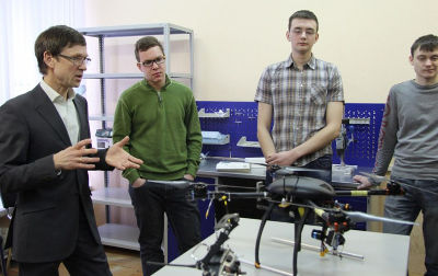 Над проектом Владимир (второй сллева) работает в лаборатории НовГУ