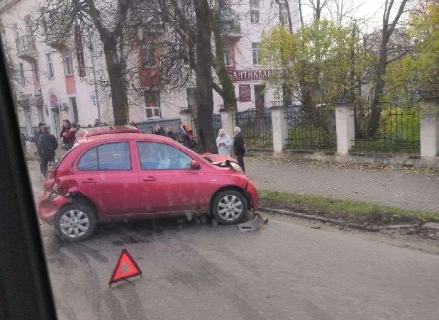 В Великом Новгороде произошла авария с участием трех легковых автомобилей