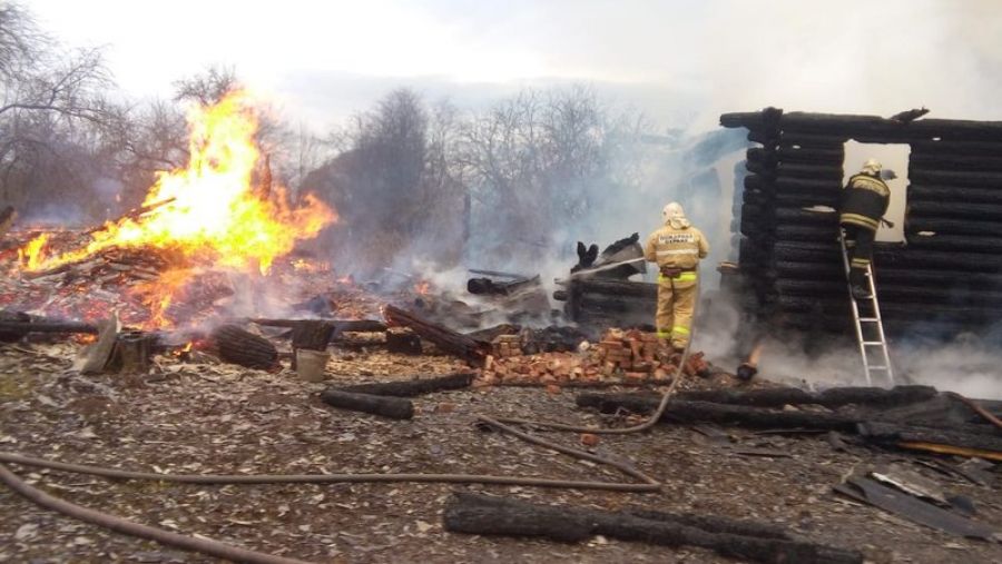 В Маловишерском районе местные жители спасли женщину из горящего дома