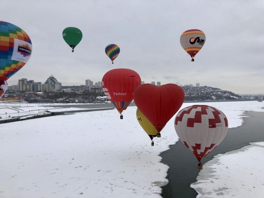 Полет на шаре уфа. Самрау фестиваль воздушных шаров. Полет на воздушном шаре зимой. Фестиваль воздушных шаров Уфа. Воздушные шары над Уфой.