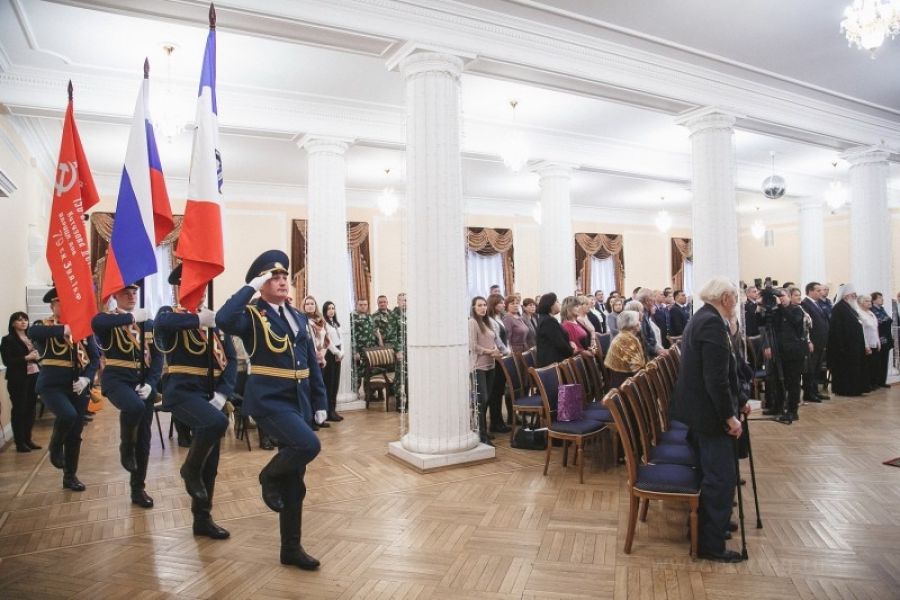 Глава региона вручил ветеранам медали к 75-летию Победы
