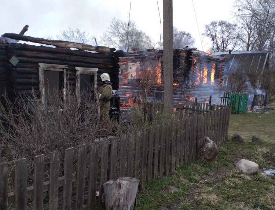 В Солецком районе сгорели два дома, еще один удалось спасти