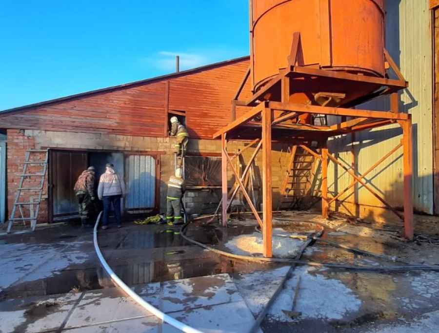 В Пестовском районе тушат пожар на частной пилораме