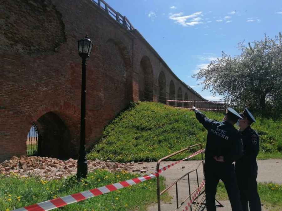После обрушения пострадала только облицовочная часть стены Новгородского кремля
