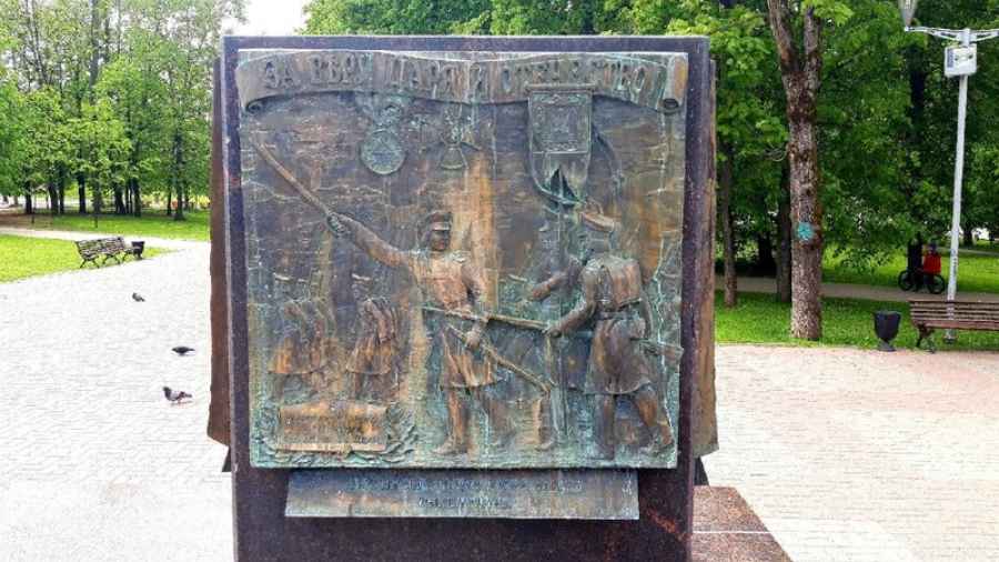 На Стеле воинской славы в Великом Новгороде появились пятна