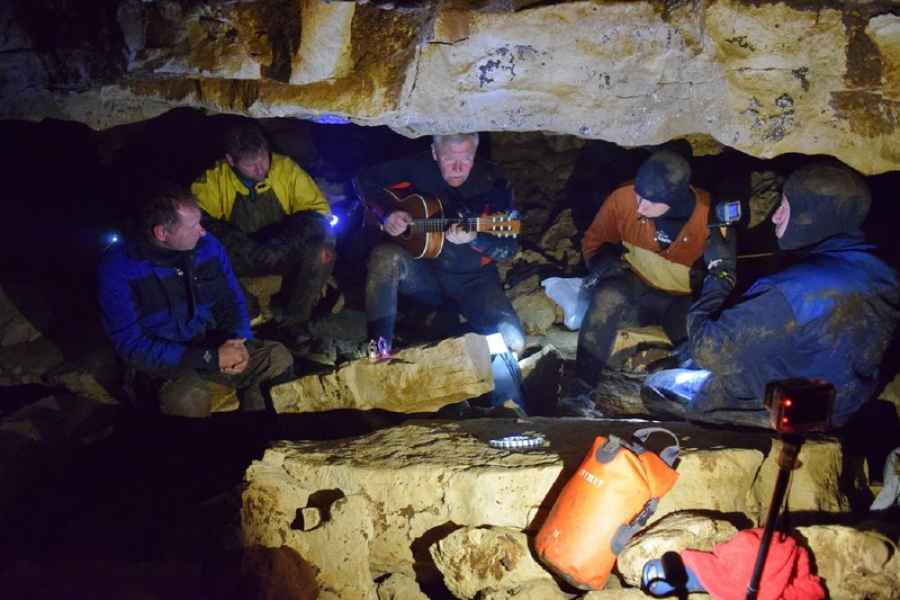 Группа боровичан прошла по руслу подземной реки Понеретка