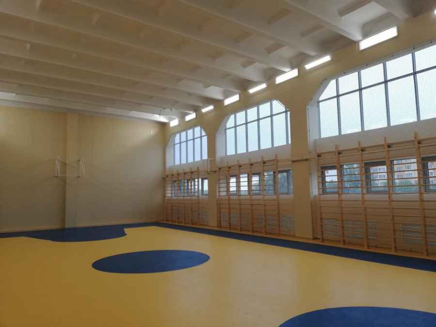 В спортзале новгородской гимназии «Исток» установили антивандальные окна