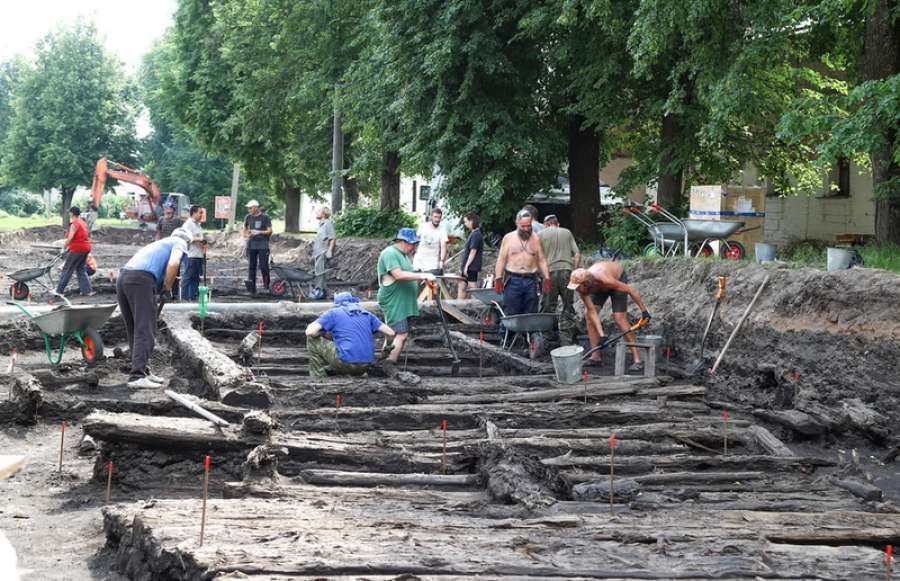 На Ильиной улице в Великом Новгороде археологи нашли деревянную мостовую XIV века