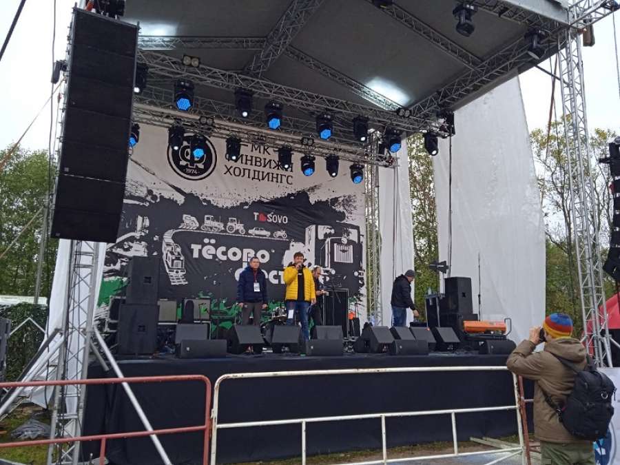 На новгородском фестивале ретротехники «Тёсовофест» выступила группа «Чиж&Co»
