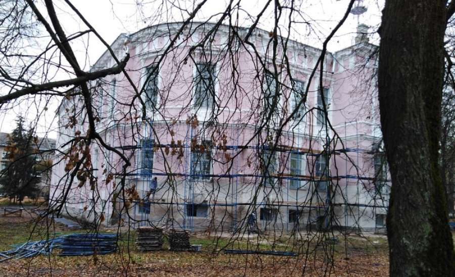 Фасады Центра культуры и досуга в Великом Новгороде покрасили в исторический розовый цвет