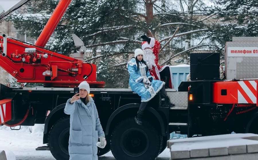 В Великом Новгороде пациентов и медиков детской областной больницы поздравили «летающие» Дед Мороз и Снегурочка