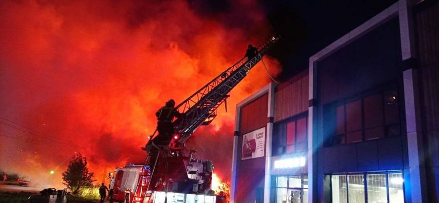 Ночью в Великом Новгороде потушили пожар в складском здании на проспекте Александра Корсунова