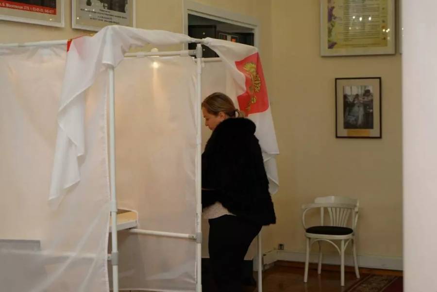 На избирательные участки Новгородской области пришли первые участники голосования