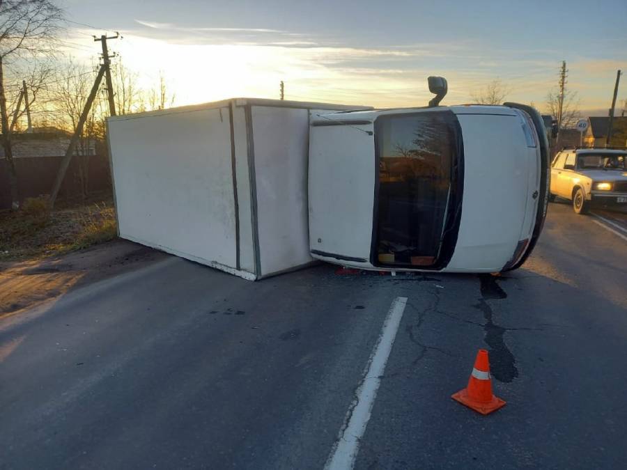 На М-10 в Новгородском районе столкнулись три грузовика