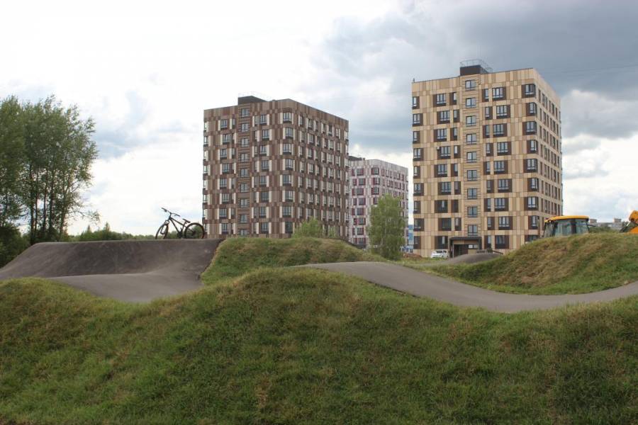В новгородском парке «Чистые пруды» завершают строительство памп-трека для велосипедистов