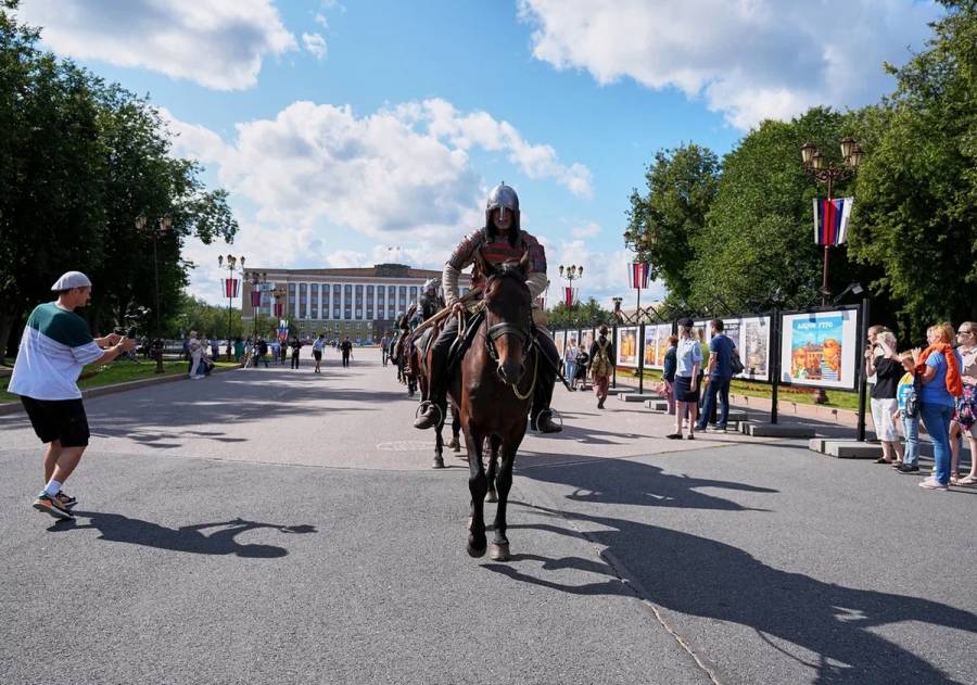 Участники конного похода «Александрова дорога» устроили для новгородцев историческое шоу