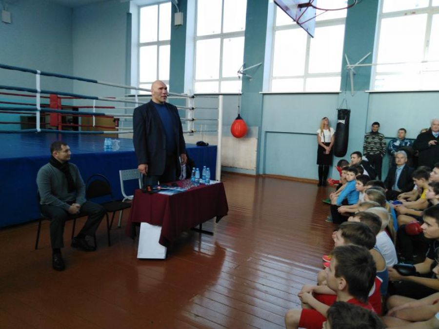 Николай Валуев ответил на вопросы юных новгородских боксёров