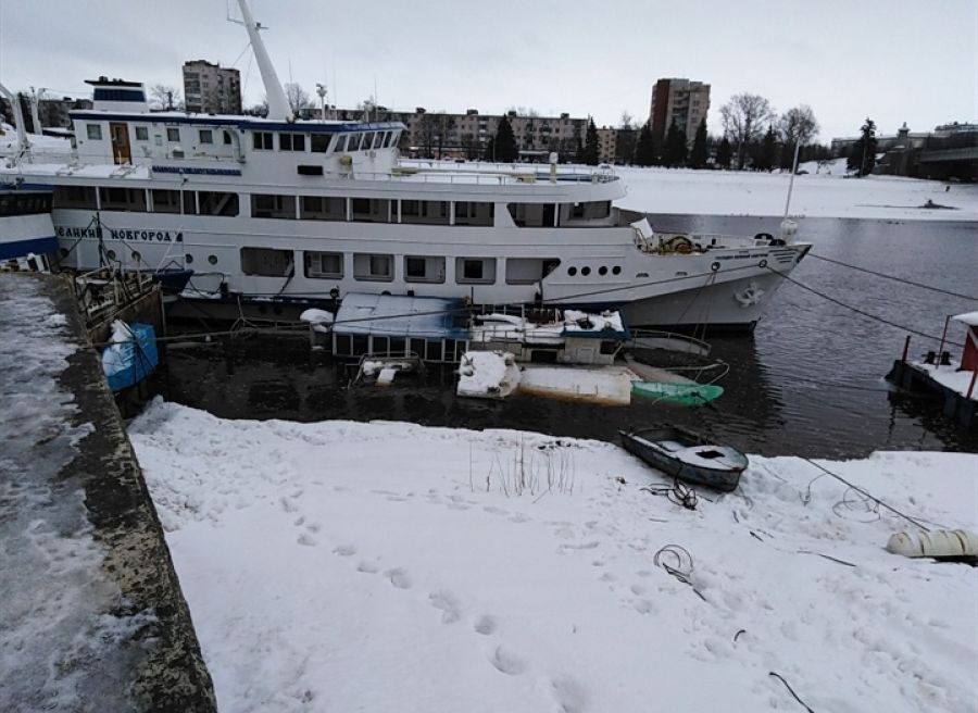 В Великом Новгороде у причала Морского центра затонули два теплохода