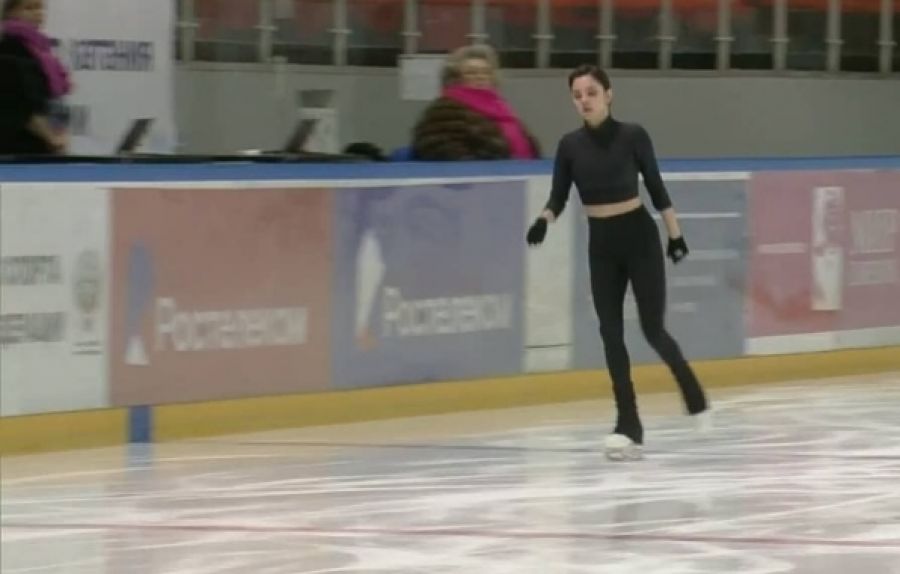Евгения Медведева провела тренировку на новгородской ледовой арене