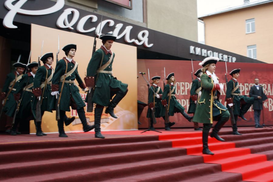 Известные российские актеры прошли по красной ковровой дорожке фестиваля «Вече»