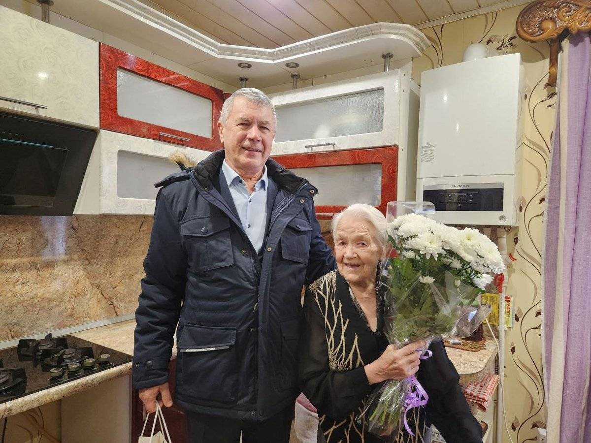 Сергей Яковлев пожелал Нине Вяловой здоровья, мира и добра.