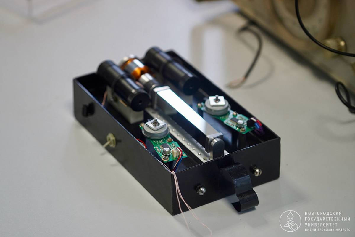 Лазерная развертка представляет собой небольшое устройство с прозрачной защитной крышкой весом около