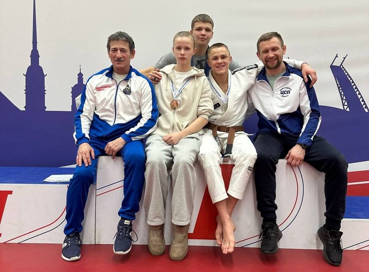 Владислав Сафонов и Дана Браткова тренируются под руководством Антона Фёдорова (крайний справа).