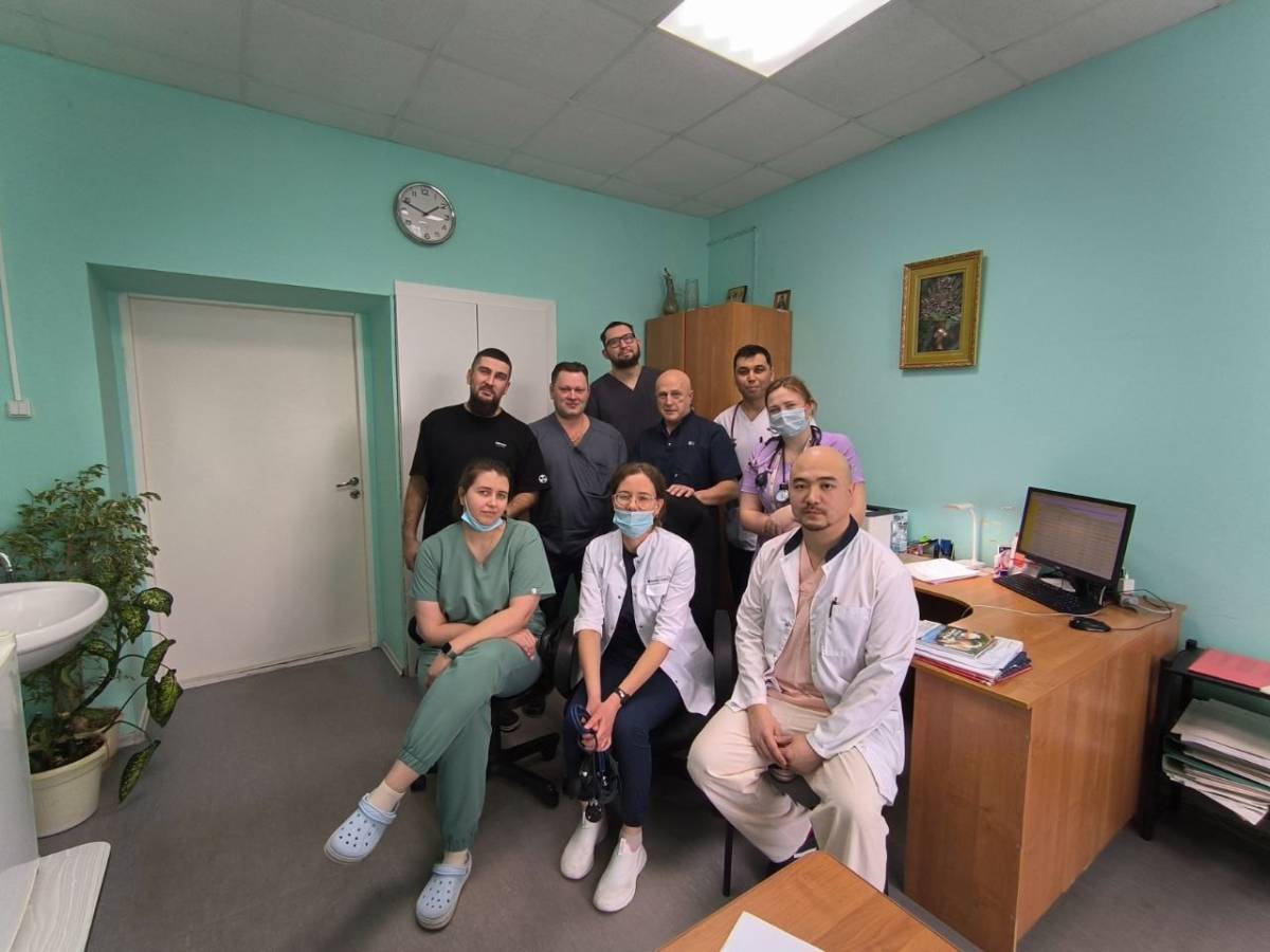 На выезд отправились кардиолог, ревматолог, пульмонолог, эндокринолог, сосудистый хирург и невролог.