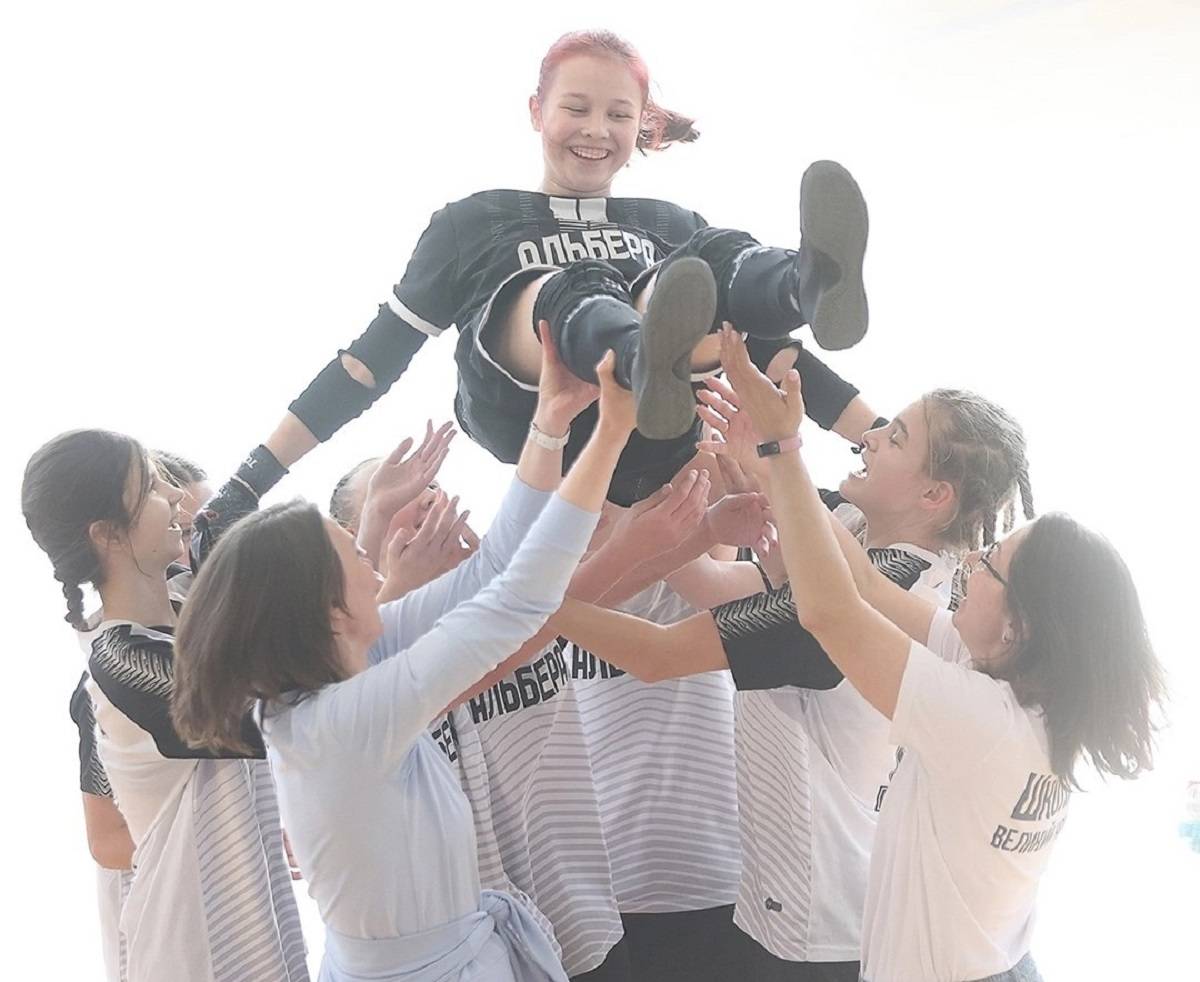 Футбольная команда девочек из Великого Новгорода стала призером межрегионального турнира