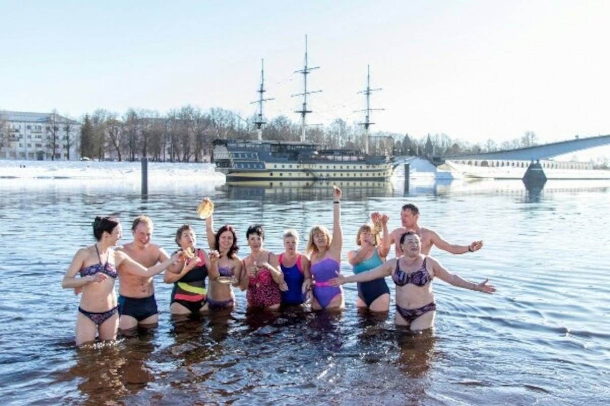 Новгородские моржи заплывом проводили зиму.