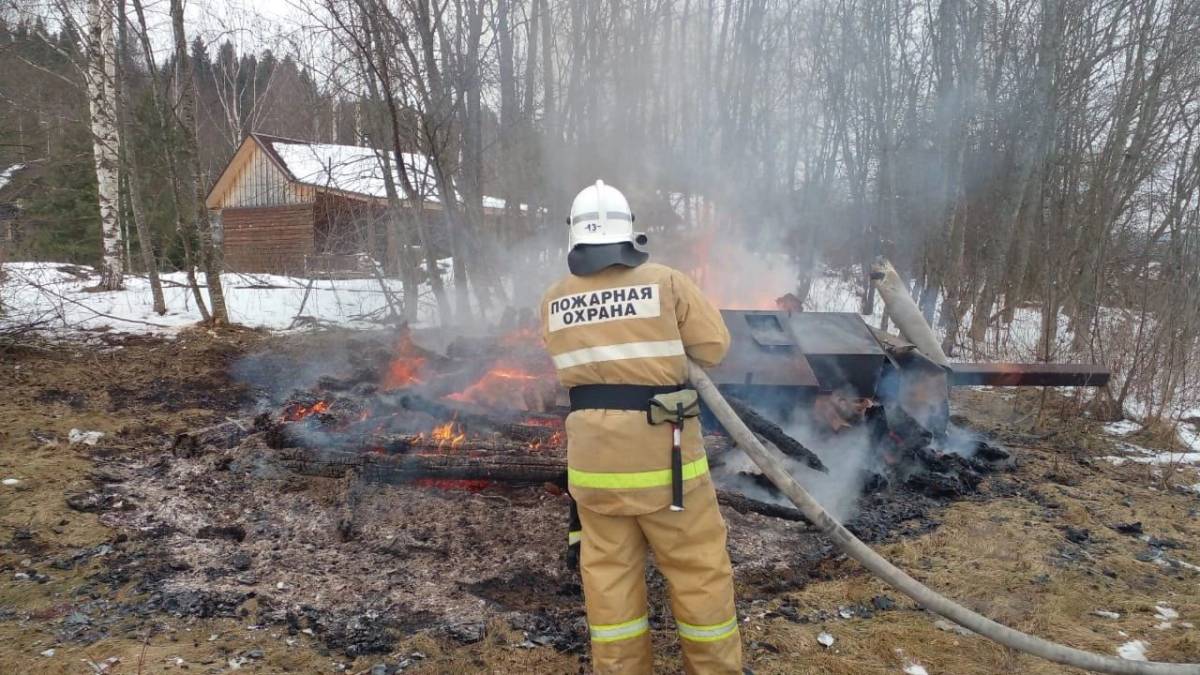 Баня полностью сгорела. На пожаре никто не пострадал.