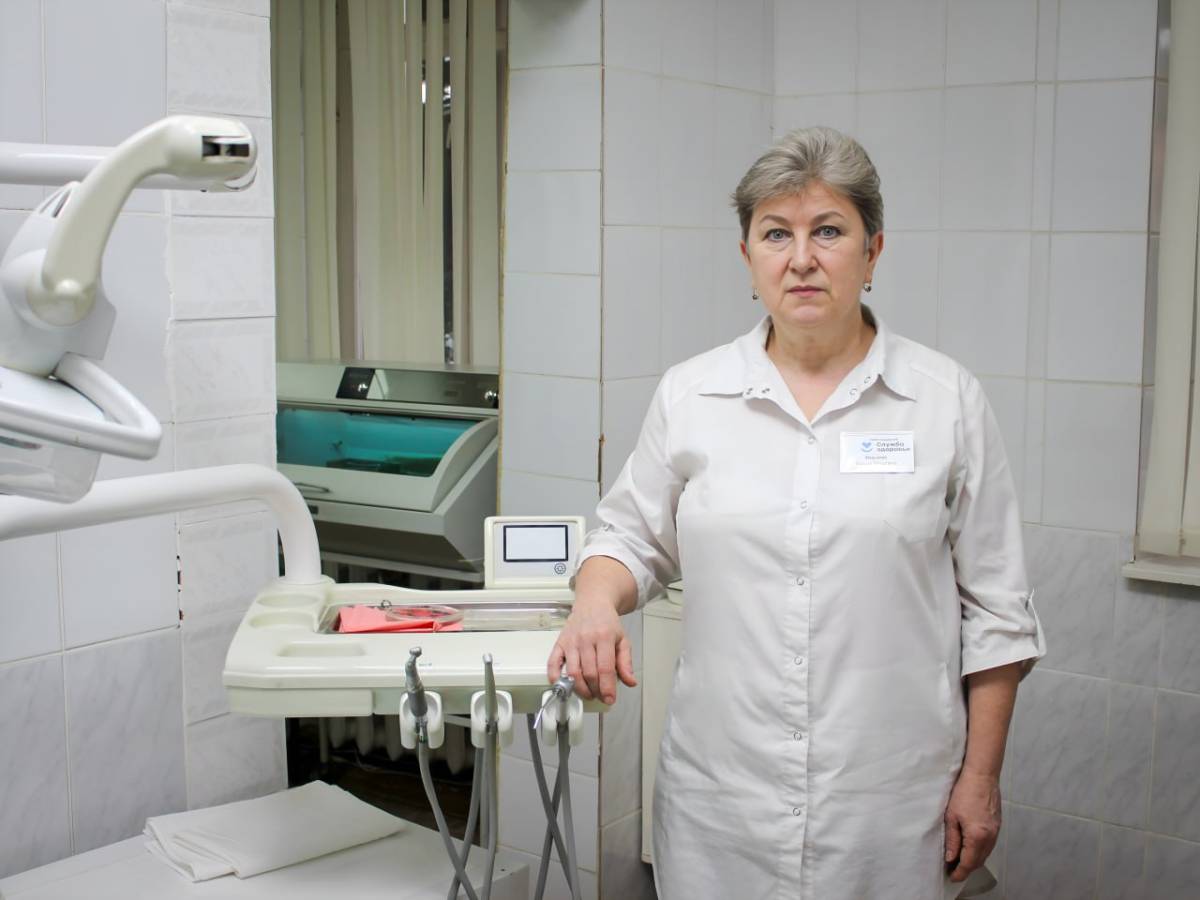 Зубной врач из Солецкого района отмечает 60-летний юбилей в Международный женский день