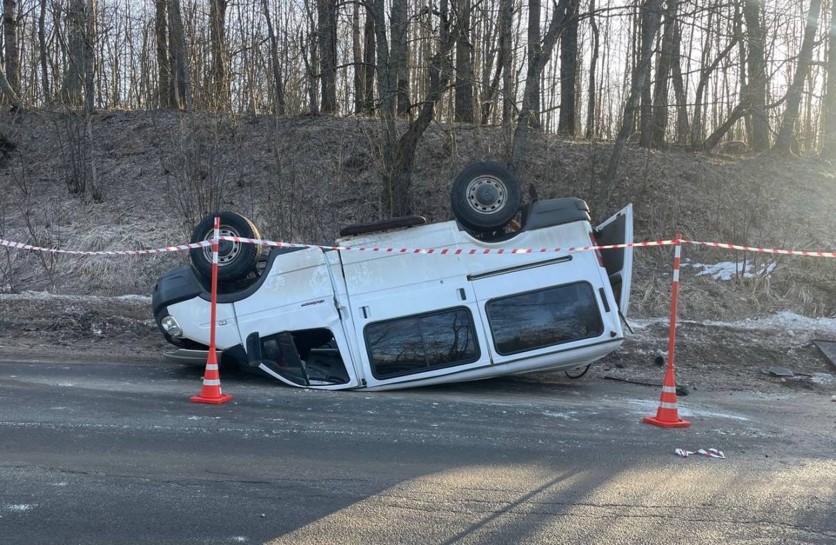 Под Валдаем опрокинулся автомобиль