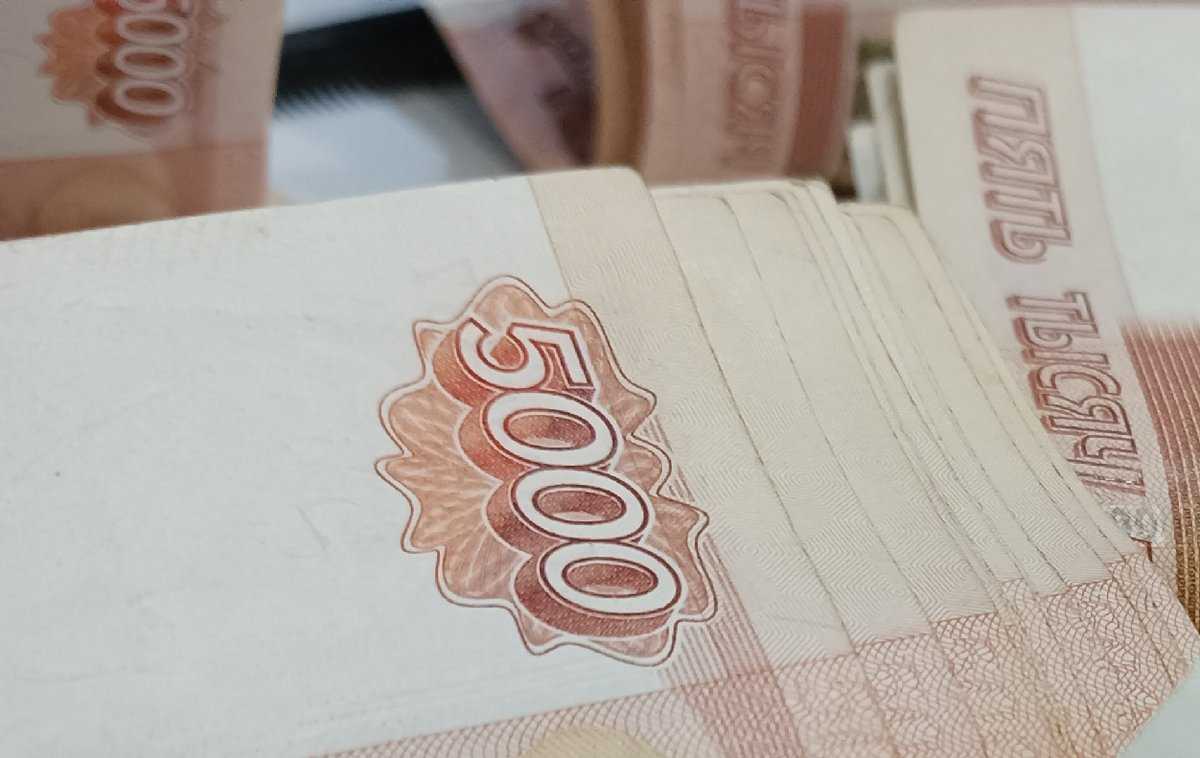 Чаще всего мошенники подделывают пятитысячные банкноты.