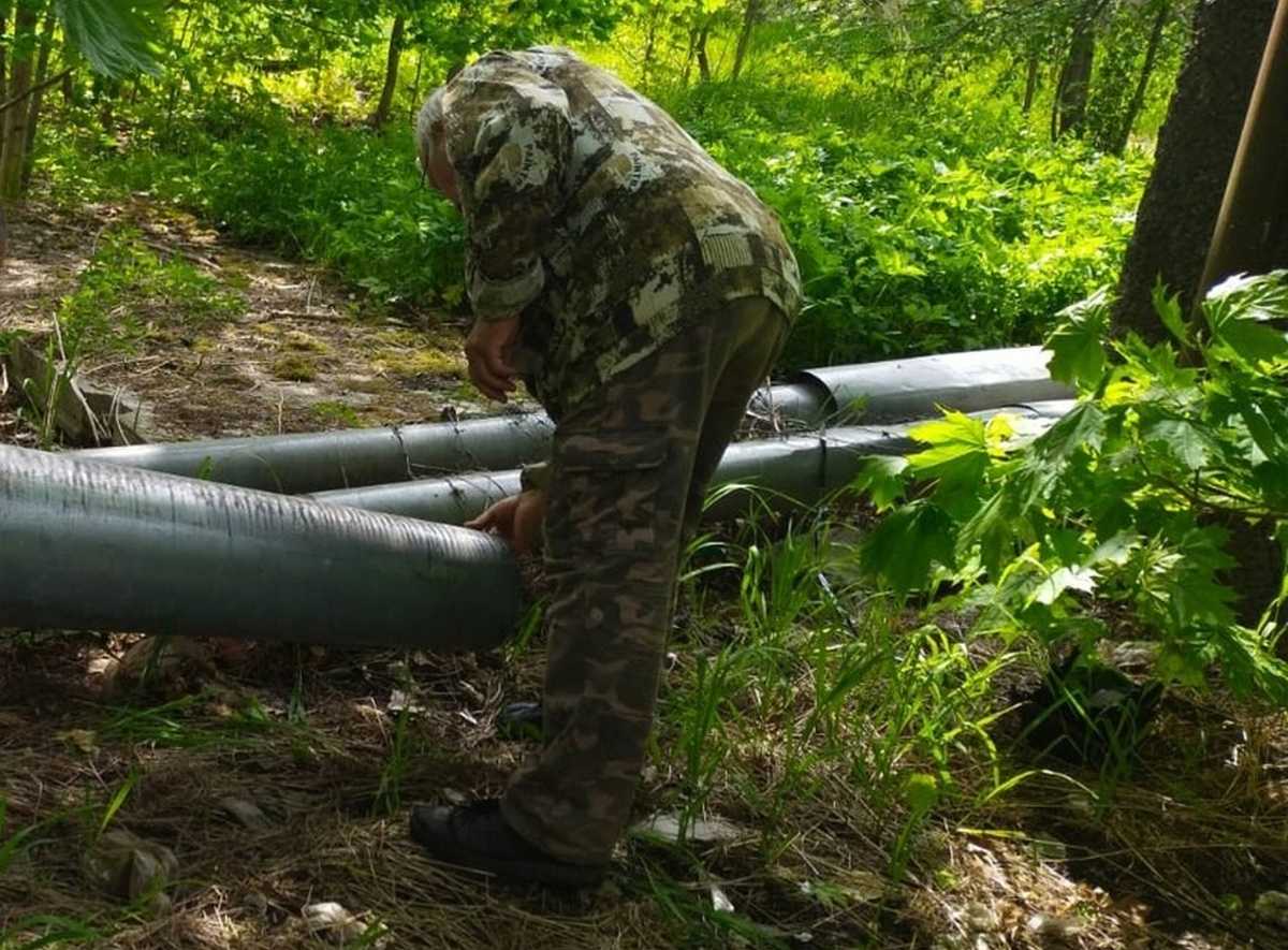 Оказалось, что листы металла мужчине были нужны для обустройства теплицы на даче.