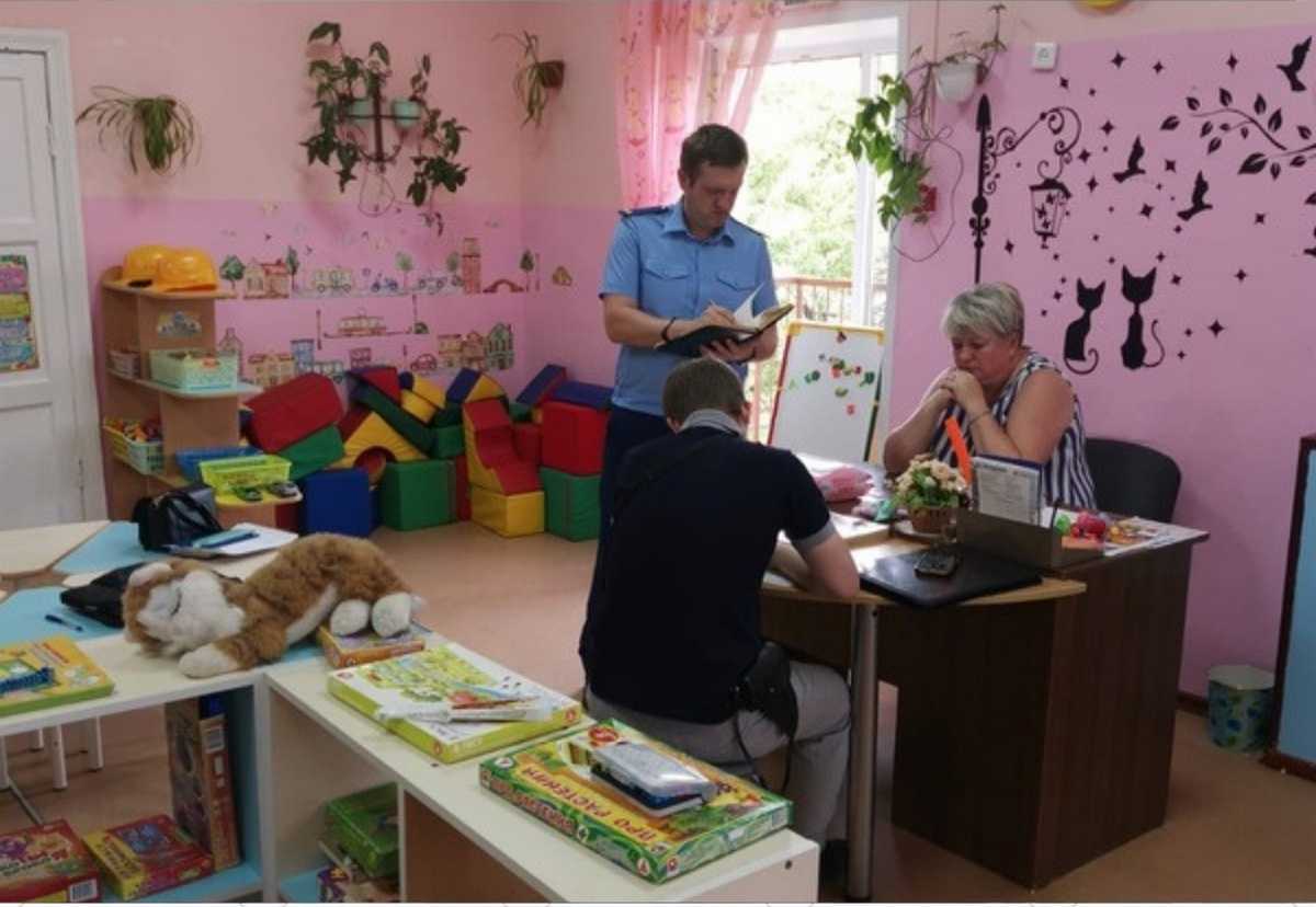 На месте происшествия работает следственная группа.