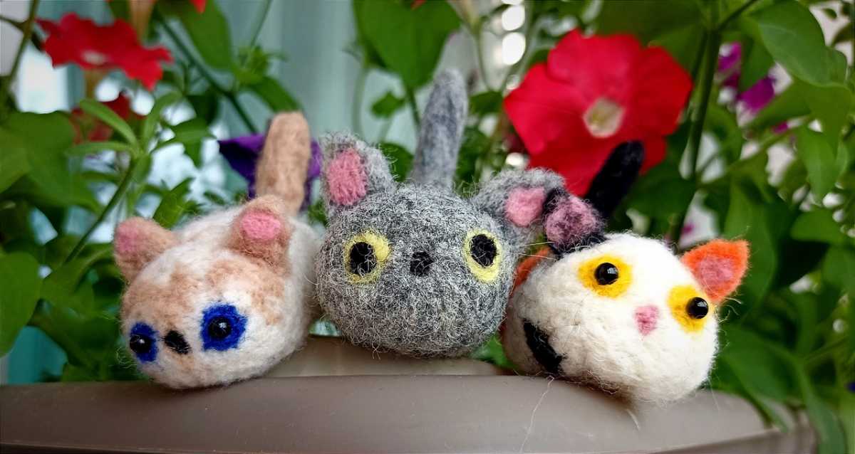 Чаще всего подростки продают изделия ручной работы.